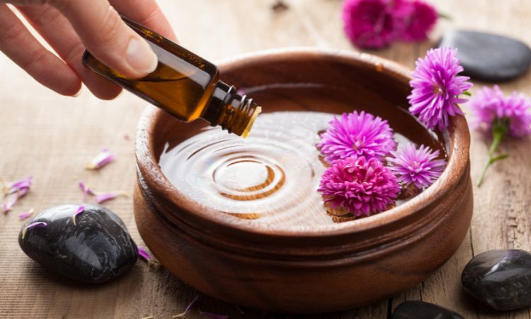 Benefici dell’Aromaterapia: proprietà e usi degli oli essenziali