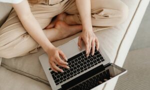 Studia psicologia online con Esneca: formazione flessibile, riconosciuta e con grandi opportunità professionali.