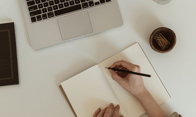 Studiare scrittura e narrazione creativa: vantaggi e motivi per studiare a Esneca